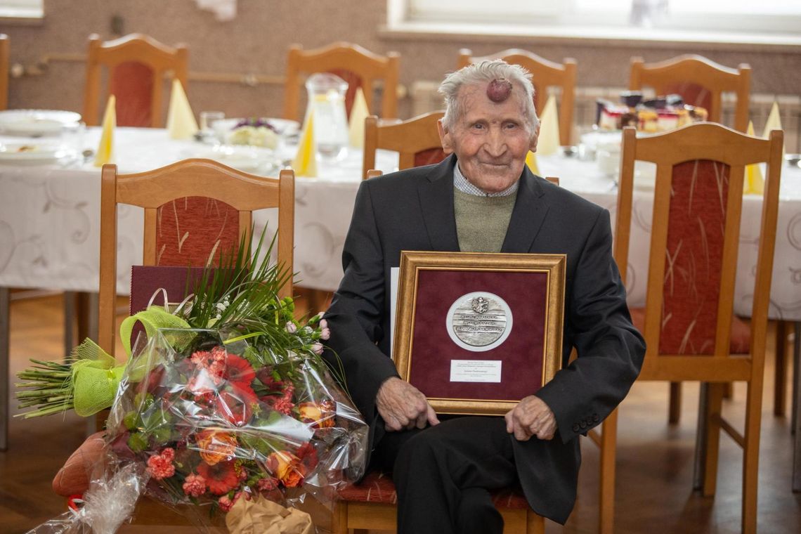 Julian Pawłowski z Lubrańca skończył 101 lat. Społecznik odebrał medal Unitas Durat Palatinatus