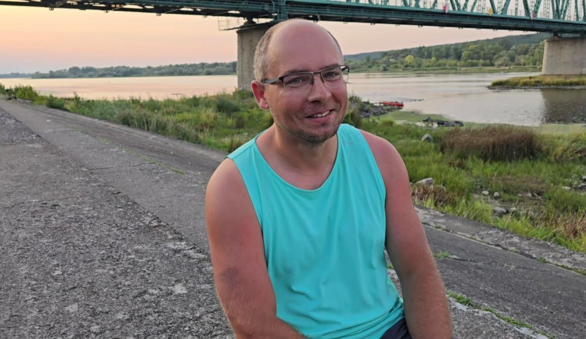 Kajakiem przez Polskę, ale...zatrzymany na włocławskiej zaporze. Nietypowa przeprawa kajakarza