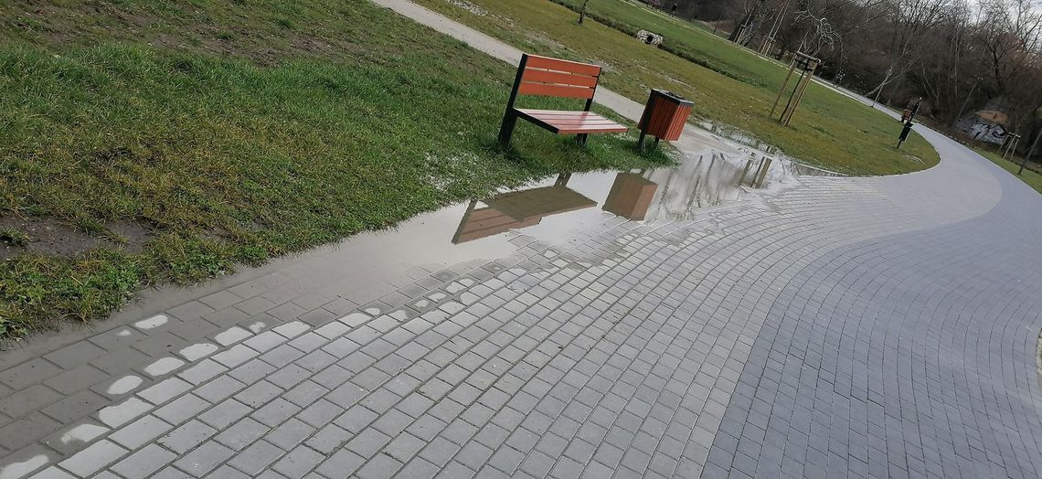 Kałuże na ścieżkach w parku na Słodowie? Na skutek interwencji włocławianina, wykonawca wymieni kruszywo 