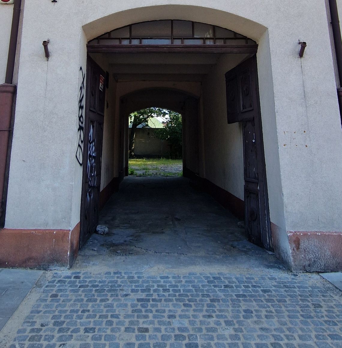 Kamienica w centrum Włocławka wystawiona na sprzedaż w popularnym portalu ogłoszeniowym. Ile chce właściciel?