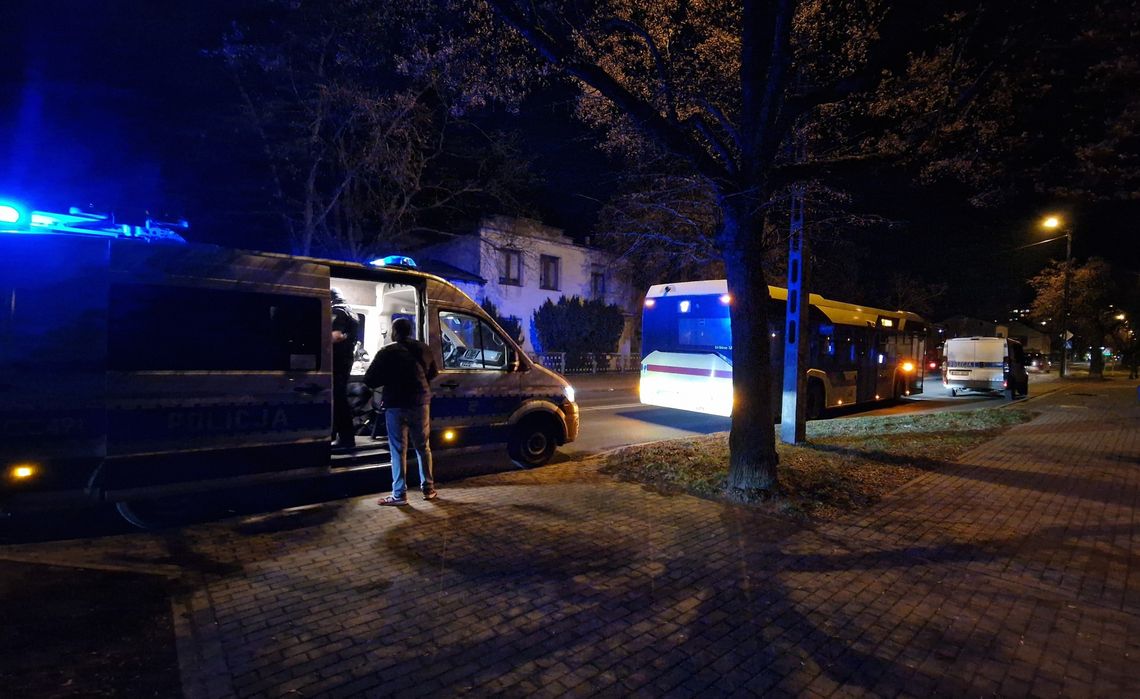 Kierowca autobusu MPK uderzył w radiowóz, który zaparkował w zatoczce. Sprawa trafi do sądu