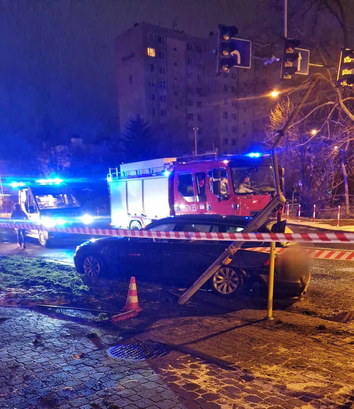 Kierowca BMW ściął sygnalizator świetlny na skrzyżowaniu ul. Chopina i Chmielnej. Nie działają światła