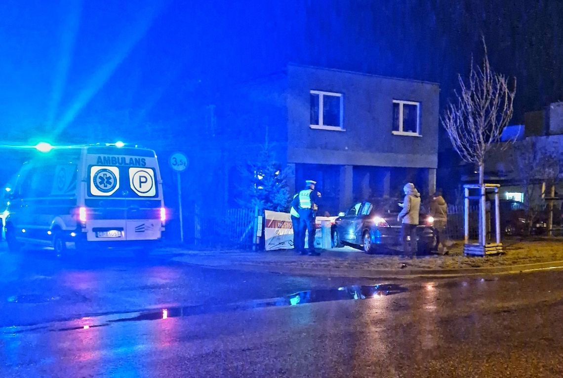 Kierowca opla wjechał w ogrodzenie. Zderzył się z BMW
