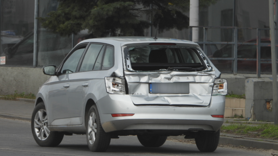 Kierowca pojazdu ciężarowego uderzył w Skodę