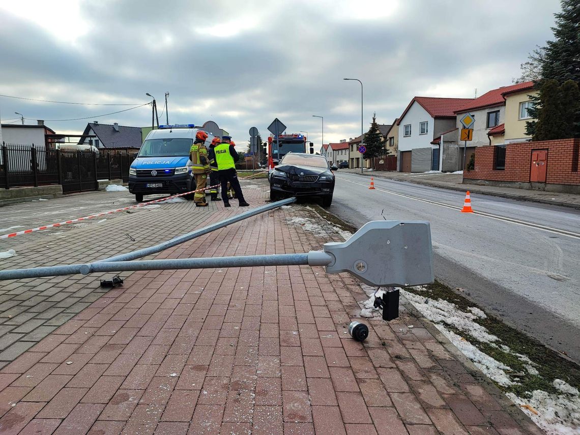 Kierowca Skody uderzył w słup oświetleniowy na ul. Kapitulnej. Na miejscu policja i straż pożarna Kierowca Skody uderzył w słup oświetleniowy na ul. Kapitulnej. Na miejscu policja i straż pożarna