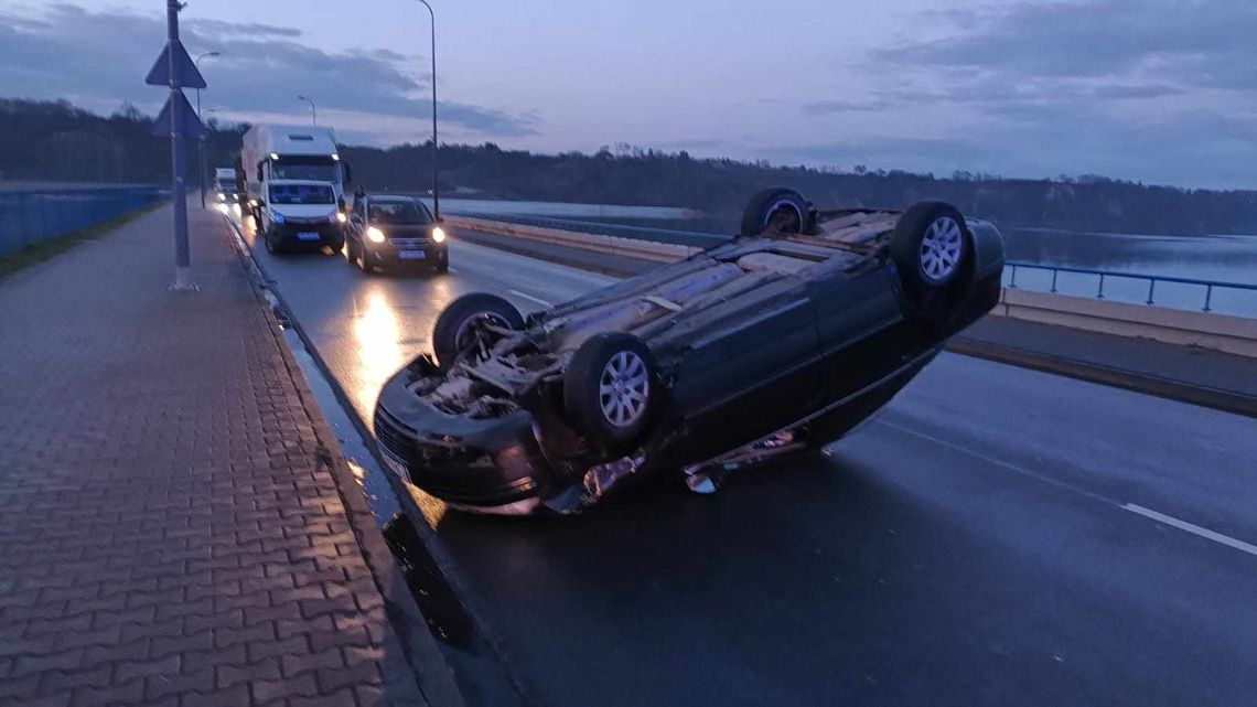 Kierowca Volkswagena, który dachował uciekł z miejsca...