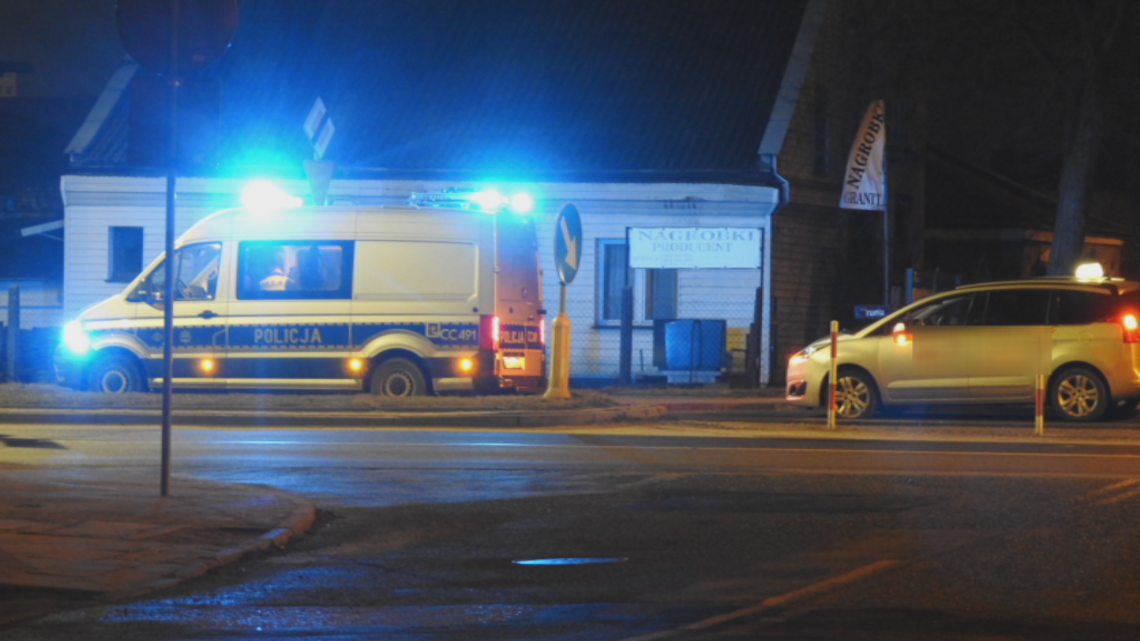 Kierowca wjechał w dziurę na ul. Wroniej. Uszkodził koła