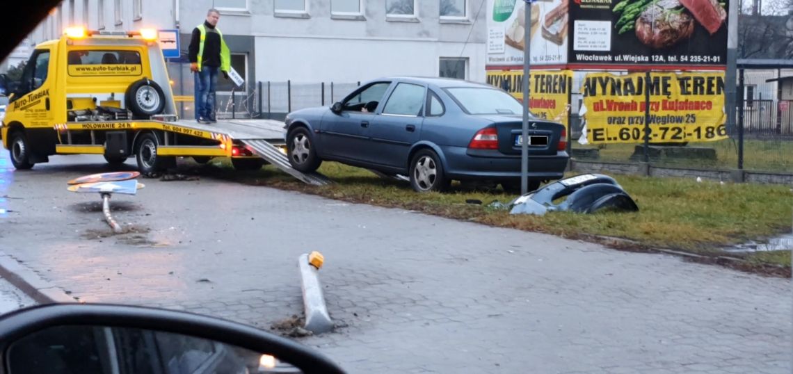 Kierowca "zagadał się" z pasażerem. Ściął znak drogowy i słupek sygnalizacji świetlnej 