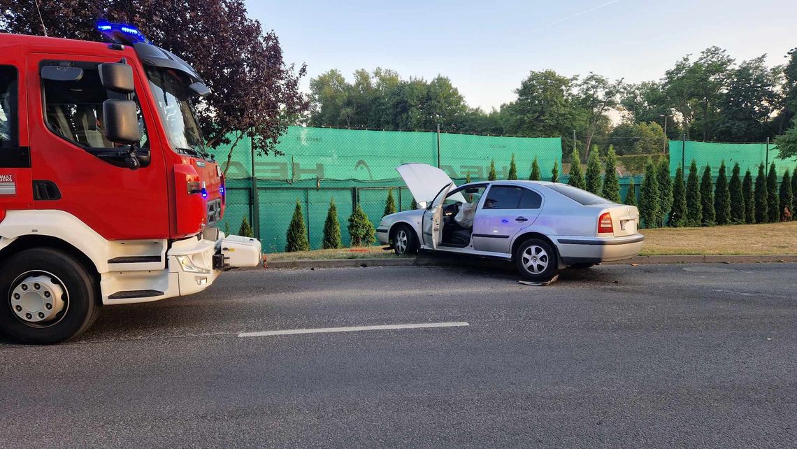 Kierująca Škodą uderzyła w stojącą na parkingu Mazdę i zatrzymała się na krawężniku Kierująca Škodą uderzyła w stojącą na parkingu Mazdę i zatrzymała się na krawężniku