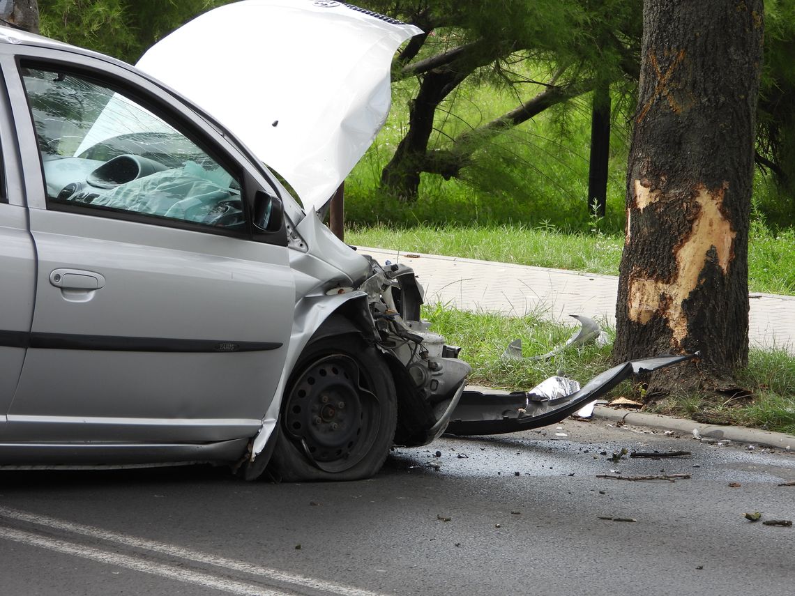 Kierująca Toyotą 26-latka uderzyła w drzewo. Dwie osoby w szpitalu