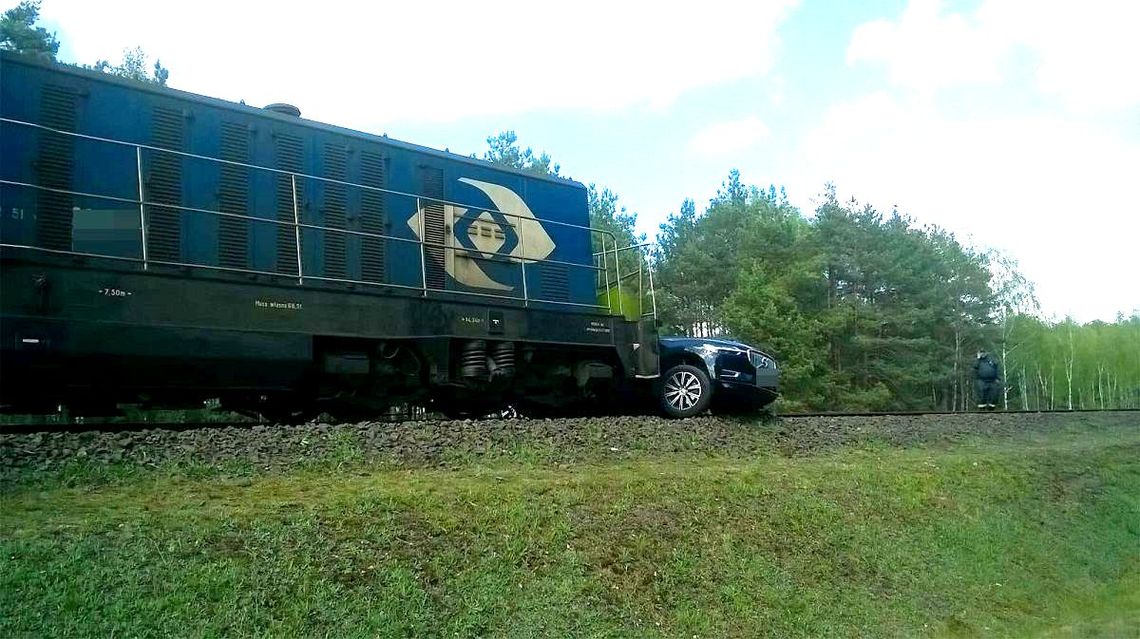 Kierująca Volvo wjechała pod lokomotywę na przejeździe kolejowym