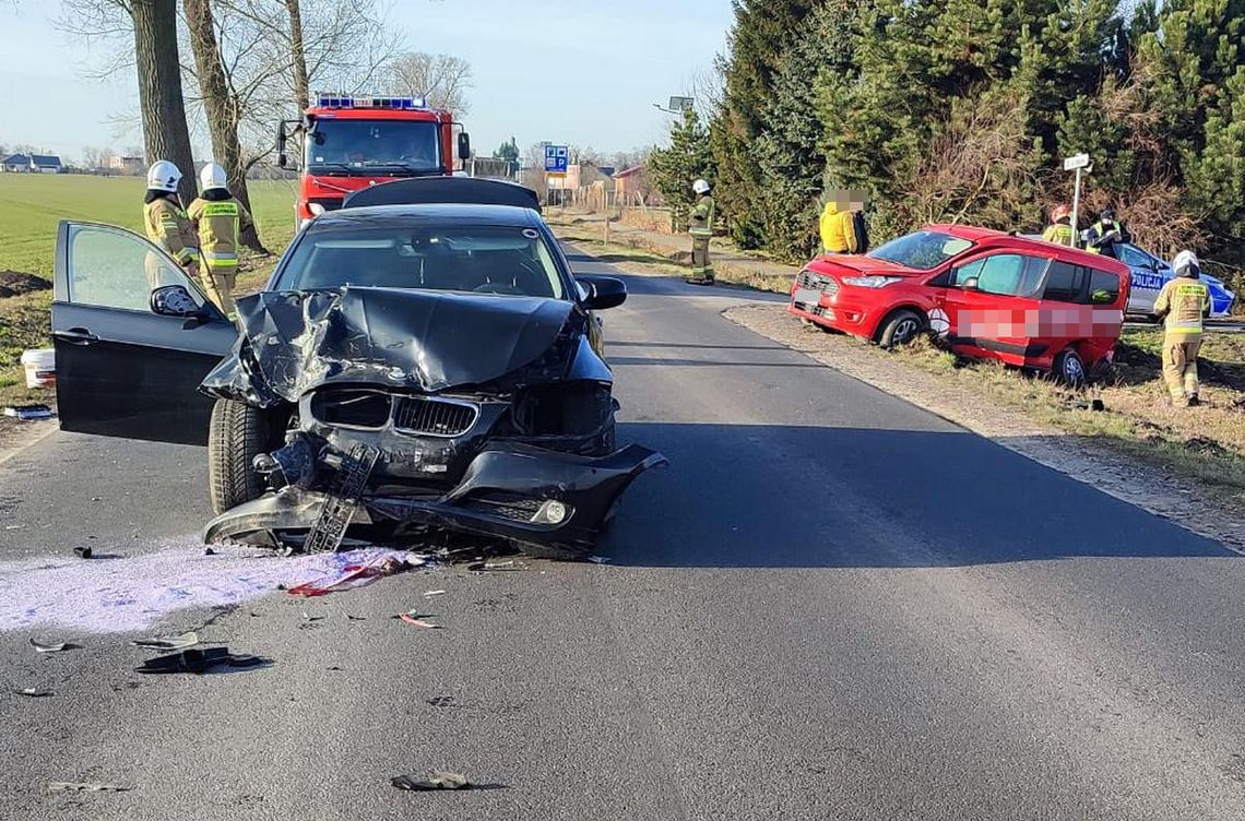 Kierujący BMW chciał wyprzedzić skręcającego w lewo Forda. Doszło do kolizji