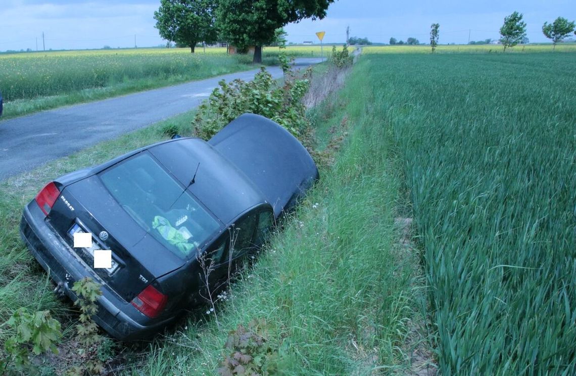 Kierujący Volkswagenem wjechał do rowu. Miał prawie 3,3 promila