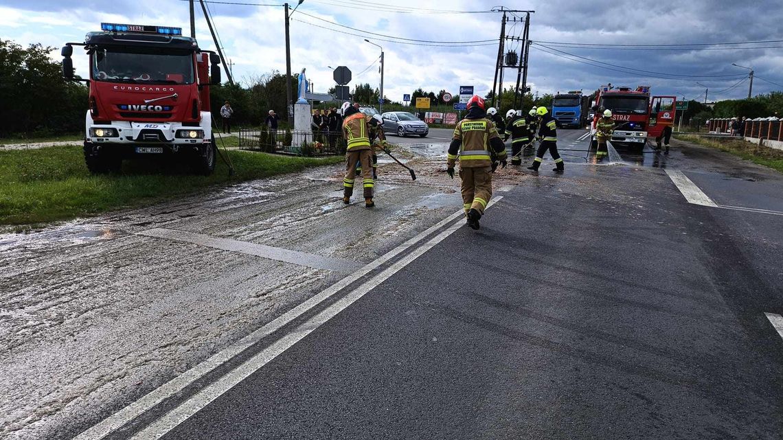 Z auta ciężarowego wypadły warzywa. Stworzyły się ogromne korki ładunek auta ciężarowego