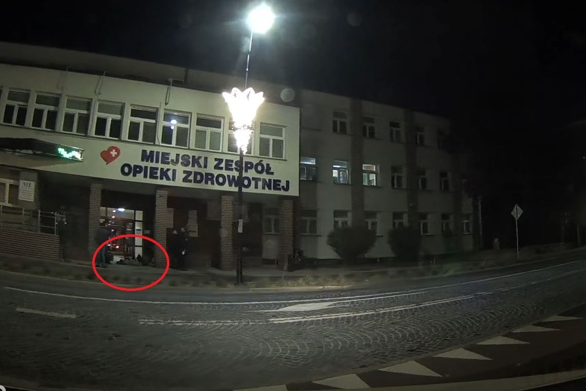 Kobieta leżała pod drzwiami MZOZ [wideo]. Spółka odpowiada co się wydarzyło