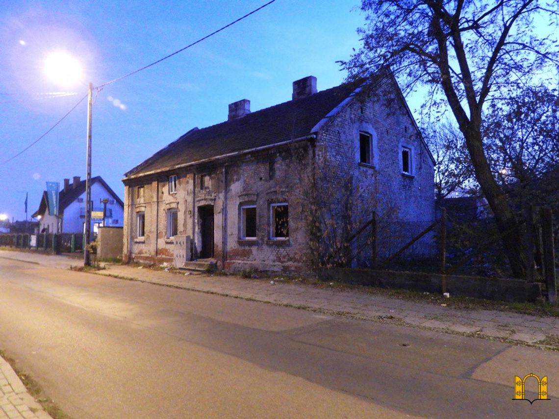 Kobieta natknęła się na leżącego na chodniku mężczyznę, służby stwierdziły zgon...