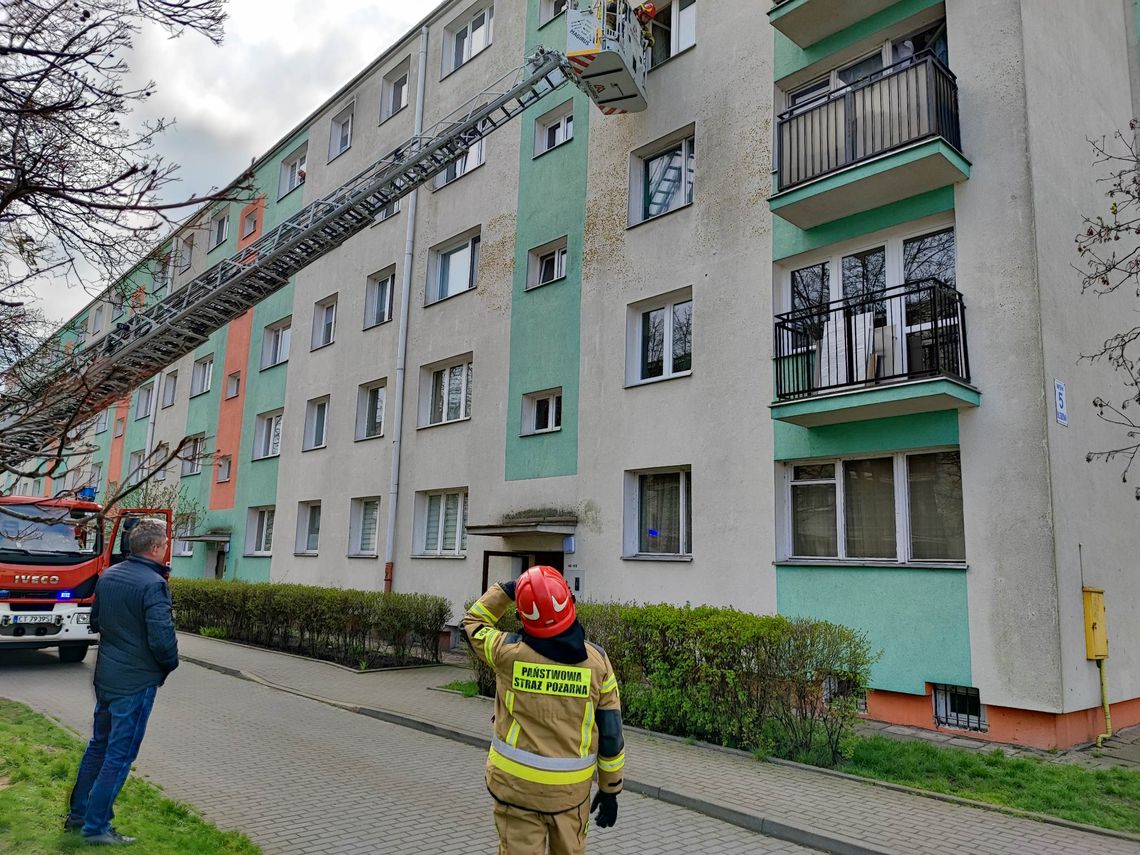 Kobieta potrzebowała pomocy medycznej, strażacy weszli przez okno