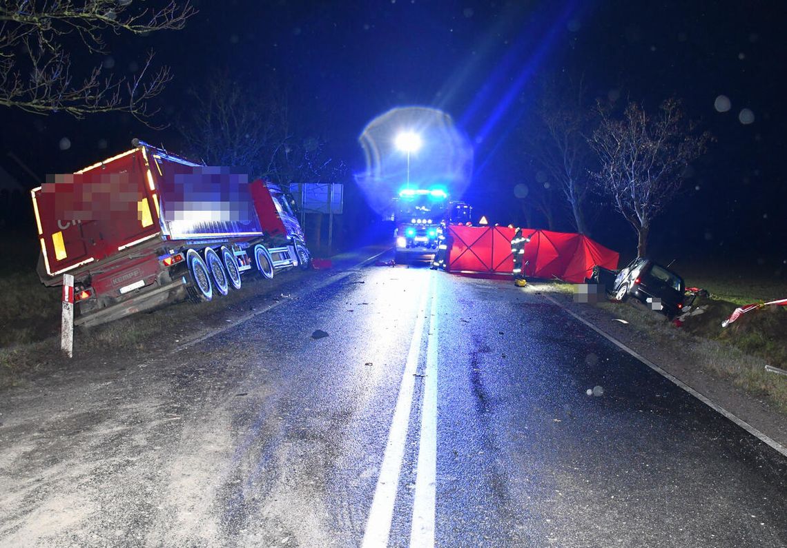Kobieta zmarła, pasażerowie walczą o zdrowie. Policja wyjaśnia nocną tragedię Kobieta zmarła, pasażerowie walczą o zdrowie. Policja wyjaśnia nocną tragedię