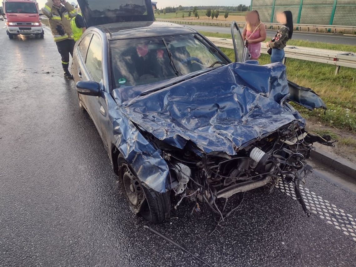 Kolejna kolizja na A1 na wysokości Szewa. Mercedes uderzył w bariery ochronne