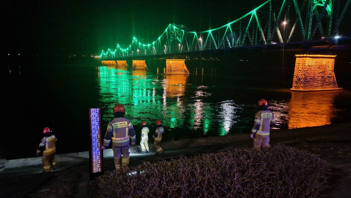 Kolejna próba samobójcza na Wiśle? Strażacy patrolują rzekę.