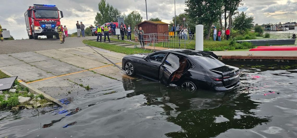 Kolejne auto w Wiśle na przystani przy ul. Płockiej