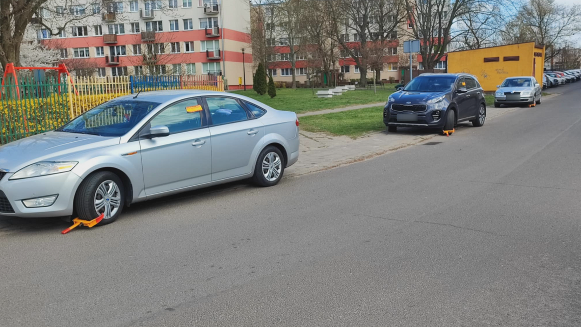 Kolejne blokady na koła w pobliżu bloku Bajeczna 1. Ile tym razem?