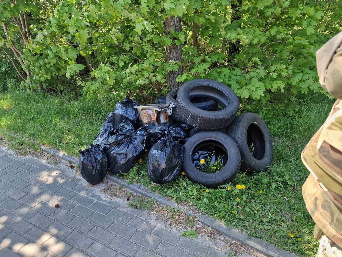 Kolejne opony wyrzucone w lesie. Sprzątnęli je Brzescy Poszukiwacze Historii