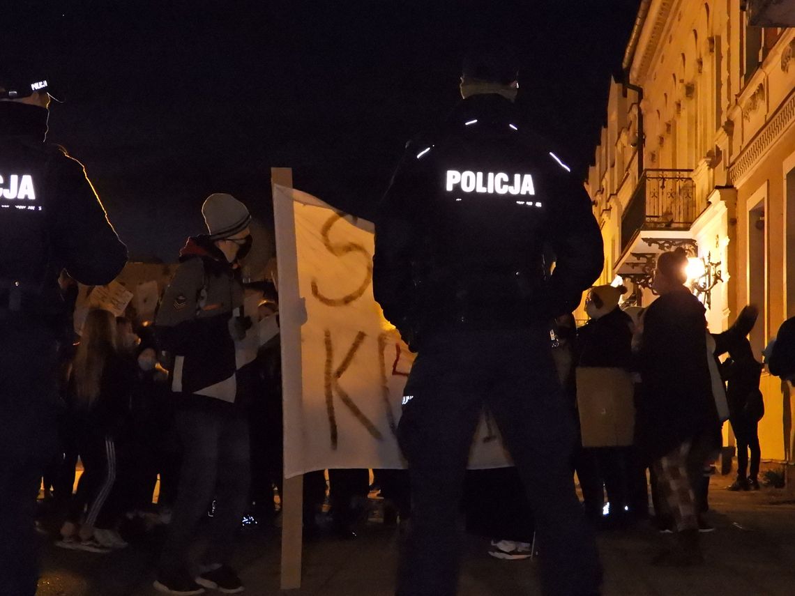 Kolejny dzień Strajku Kobiet. Polonez na Placu Wolności, policja pilnuje biur posłanek Gembickiej i Borowiak
