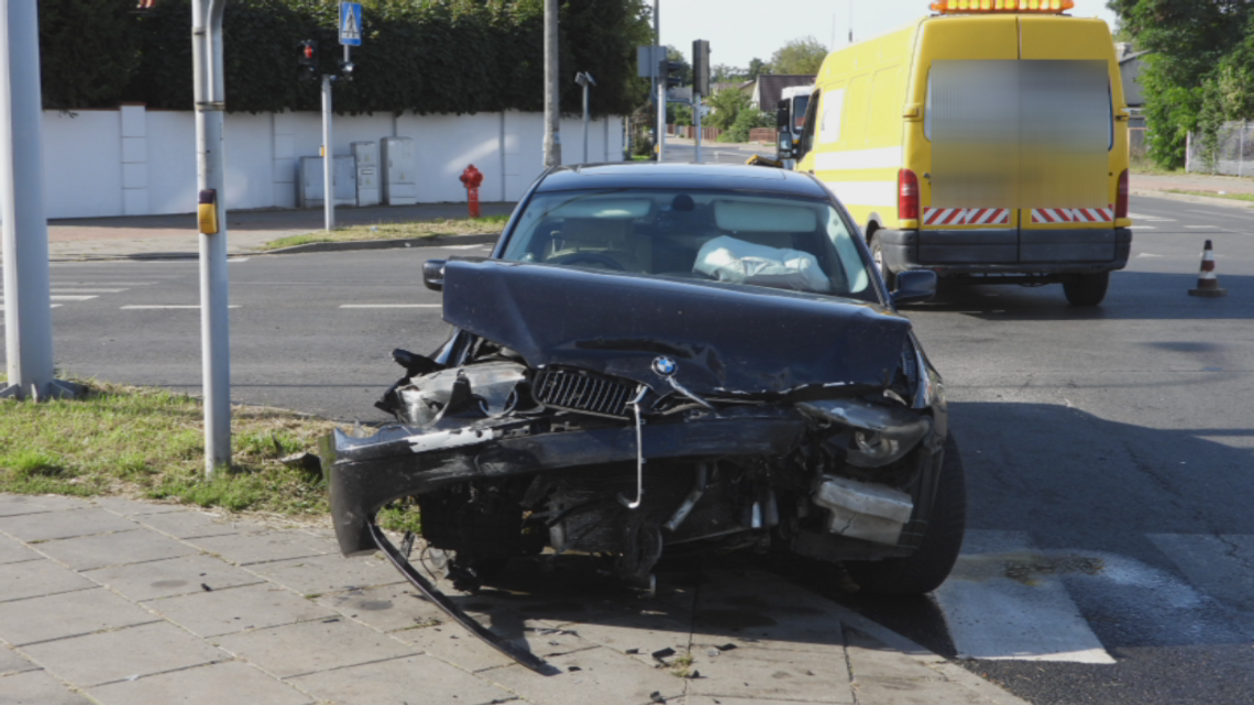 Kolizja 4 samochodów na skrzyżowaniu ulic Barskiej i Wojskowej