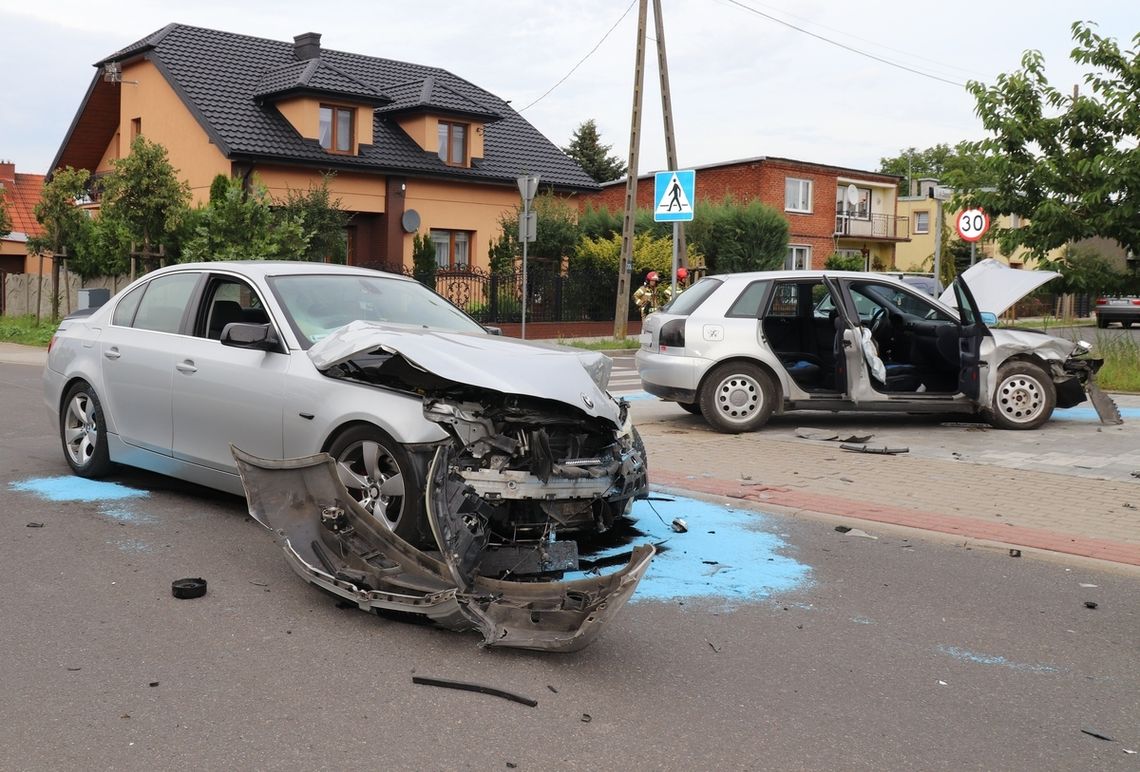 Kolizja BMW i Audi. Drugie auto uderzyło w budynek