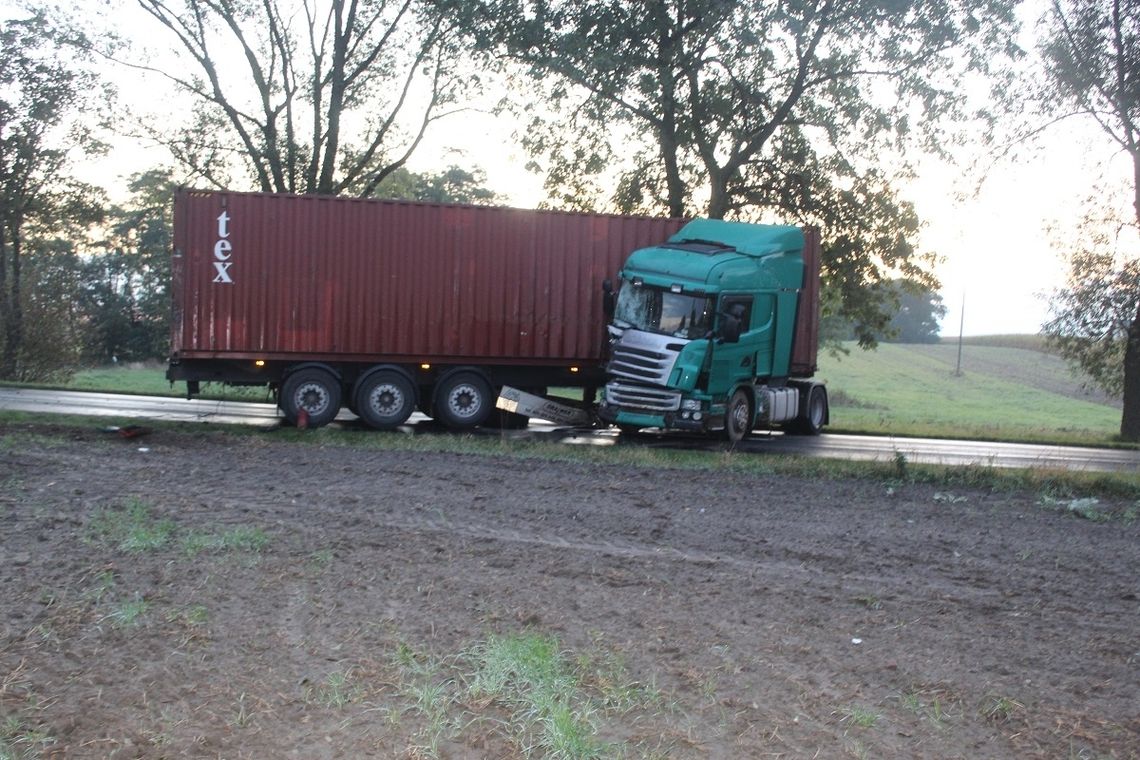 Kolizja ciężarówek w Milżynie. Jeden z kierowców trafił do szpitala