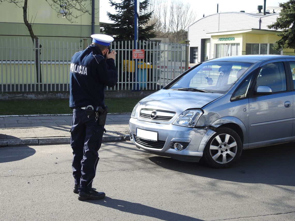 Kolizja dwóch pojazdów osobowych i autobusu KPTS