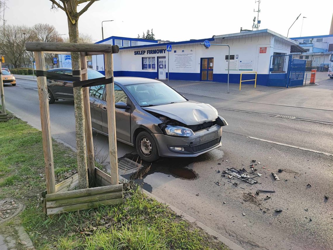 Kolizja dwóch Volkswagenów. 52-latka nie zachowała odstępu