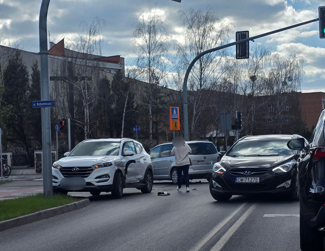 Kolizja na ruchliwym skrzyżowaniu na os. Południe