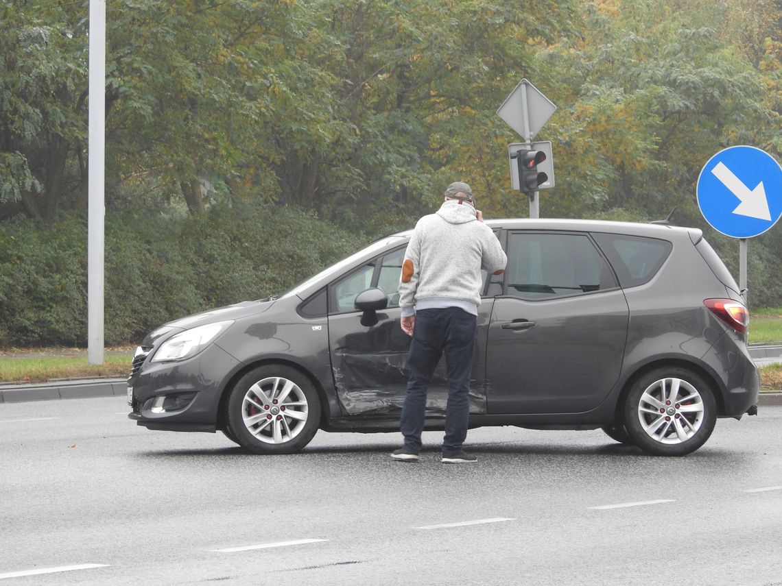 Kolizja na skrzyżowaniu ul. Zbiegniewskiej i Kruszyńskiej Kolizja na skrzyżowaniu ul. Zbiegniewskiej i Kruszyńskiej