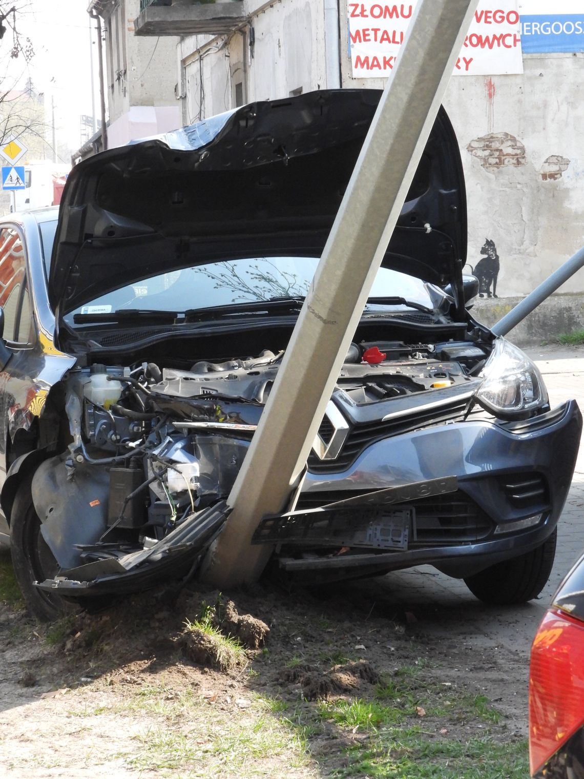 Kolizja na ul. Kapitulnej. Przewrócony słup oświetleniowy i znak drogowy