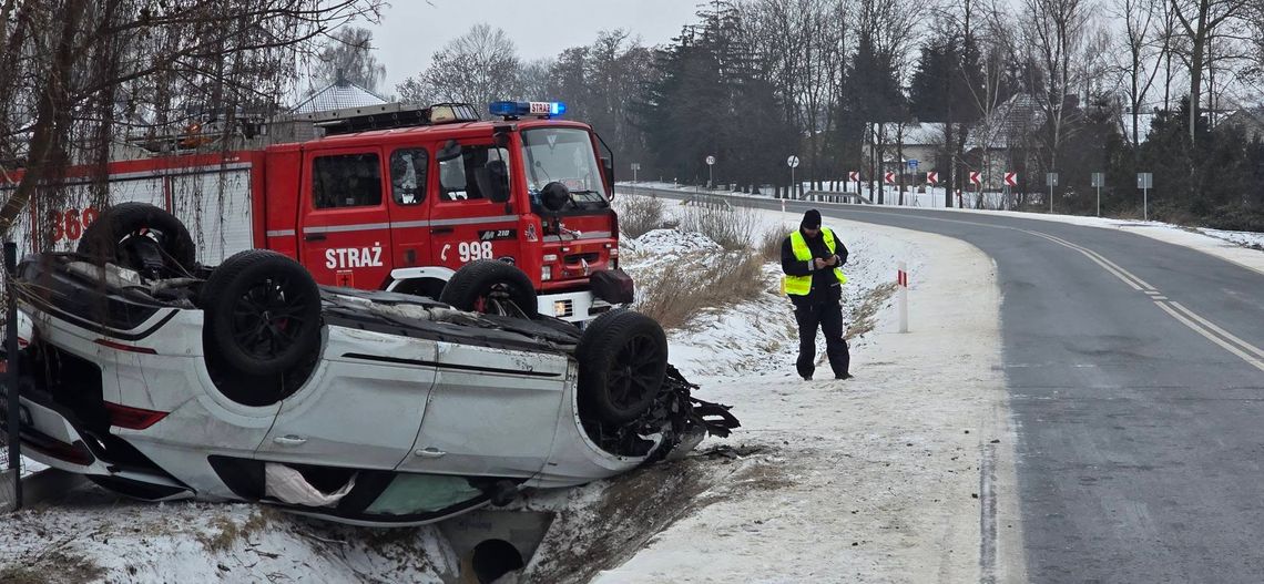Kolizja podczas akcji ratowniczej. Auto wylądowało na dachu