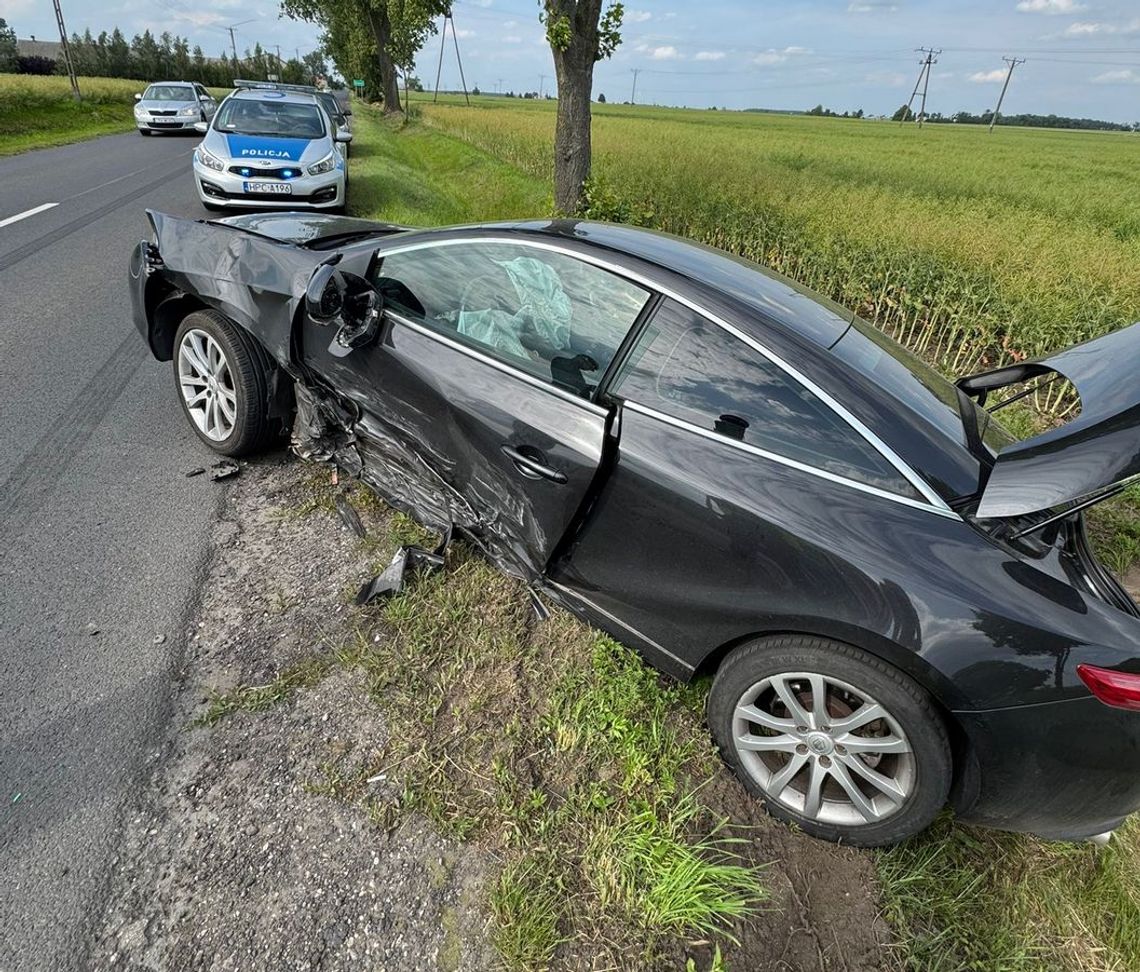 Kolizja podczas wyprzedzania. Renault wylądowało w rowie Kolizja podczas wyprzedzania. Renault wylądowało w rowie