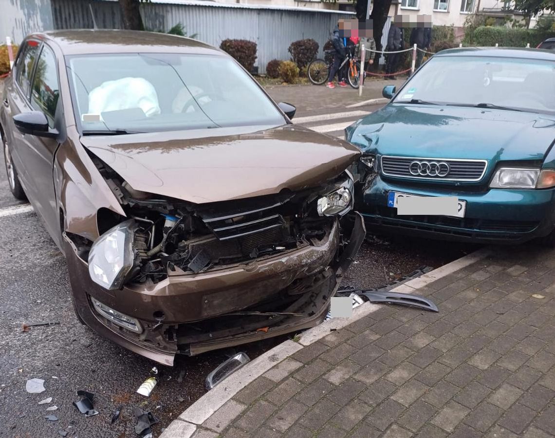 Kolizja pojazdów osobowych w Osięcinach. Przyczyną wymuszenie pierwszeństwa