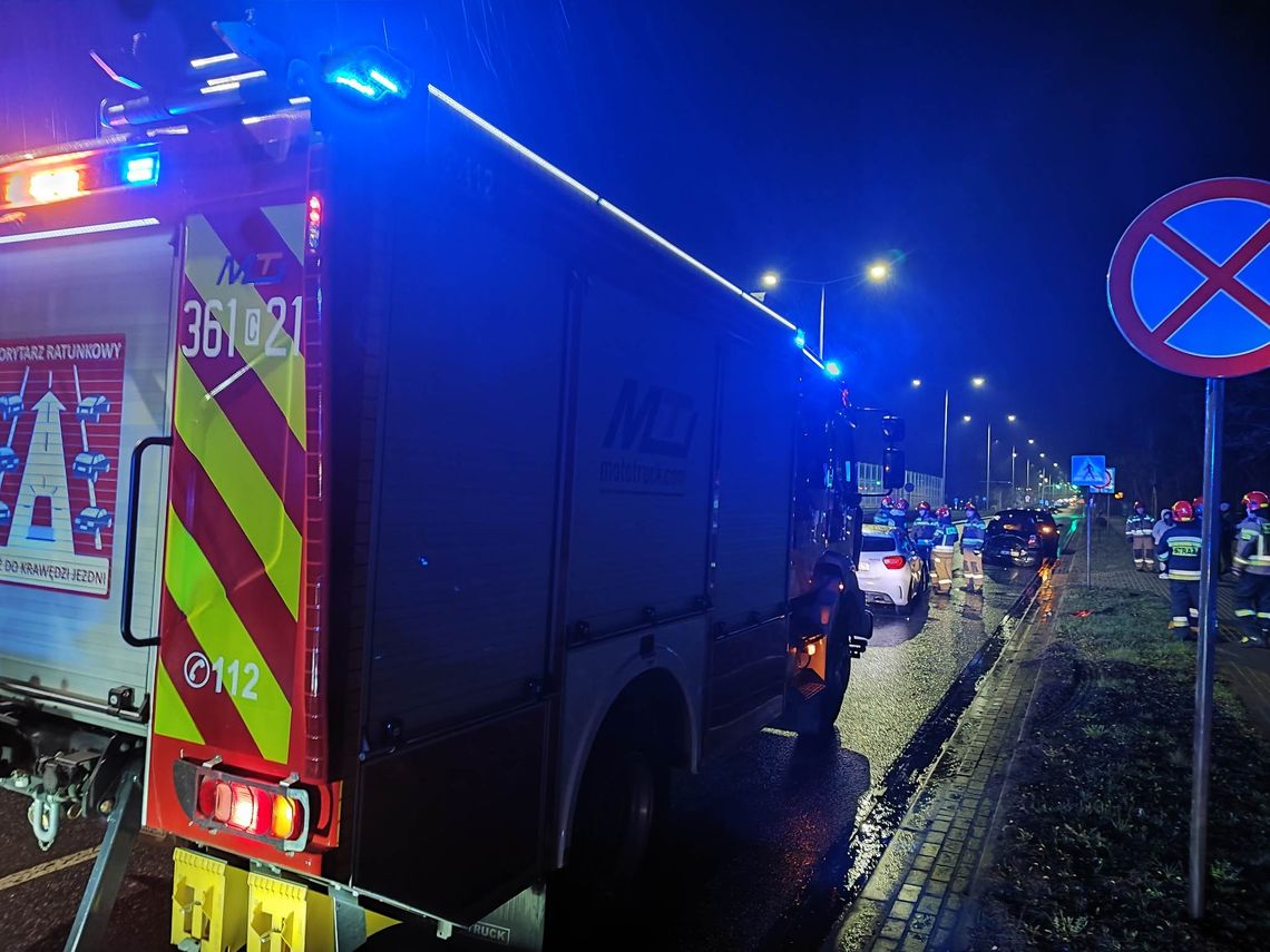 Kolizja trzech pojazdów na ul. Toruńskiej. Ruch odbywa się jednym pasem Fot. B.B.