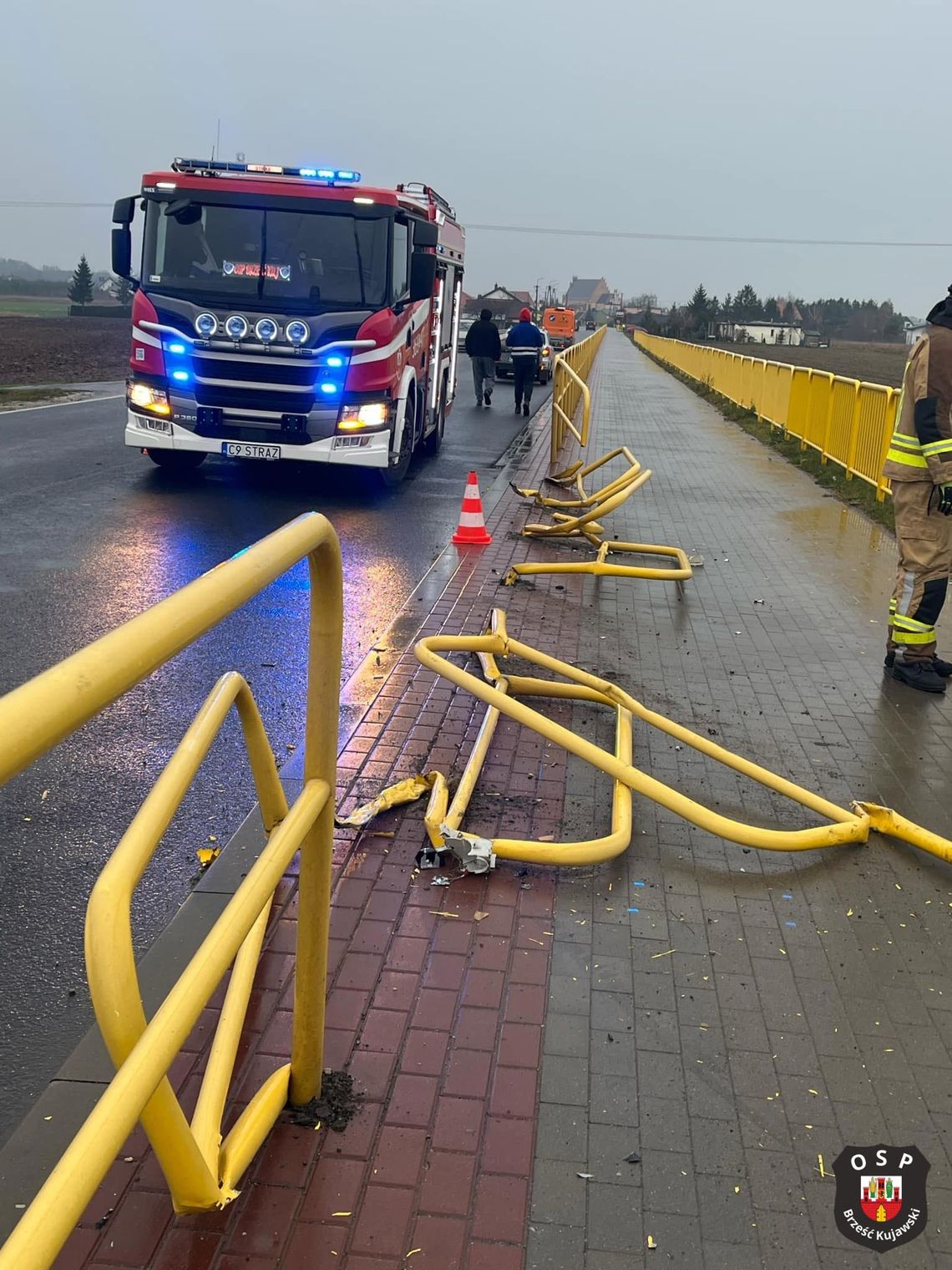 Kolizja w pobliżu Brześcia Kujawskiego. Auto przebiło bariery i zatrzymało się w rowie