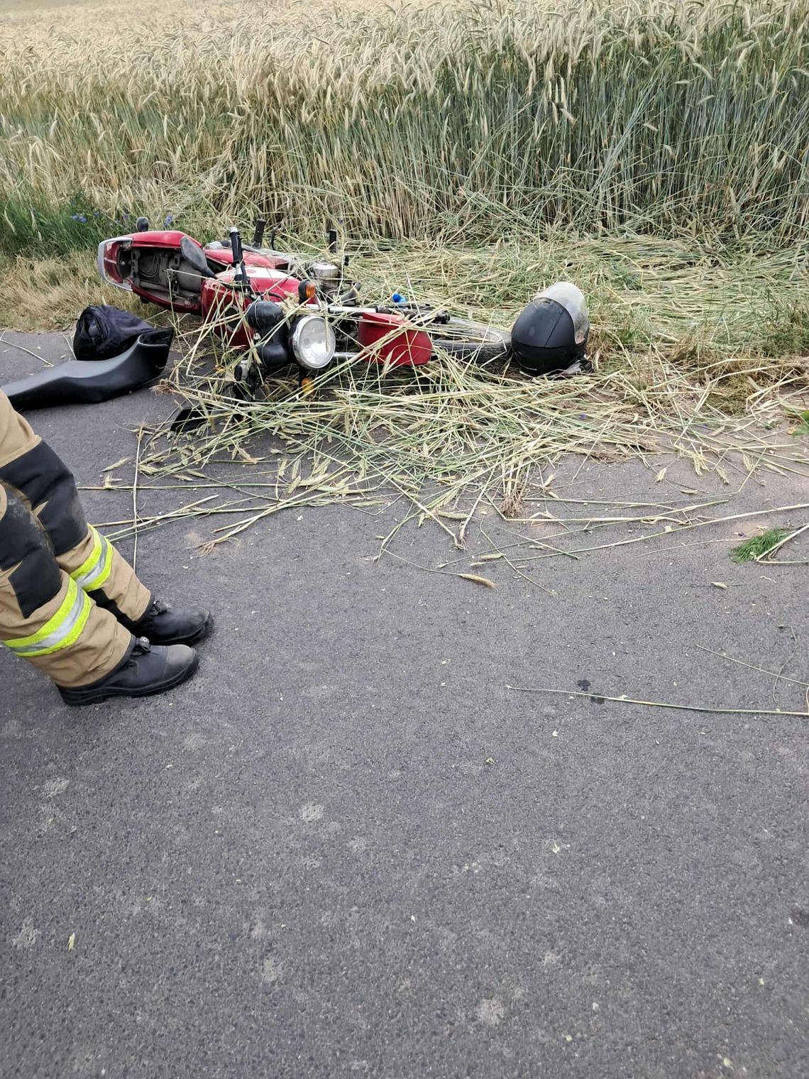Kolizja z udziałem motocykla. Dwie osoby zostały przewiezione do szpitala