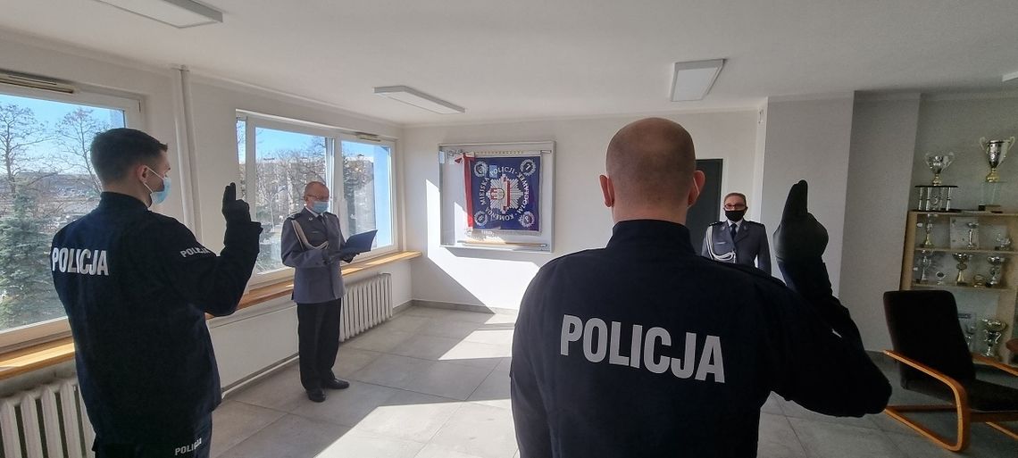 Komenda Miejska Policji we Włocławka ma dwóch nowych policjantów Komenda Miejska Policji we Włocławka ma dwóch nowych policjantów