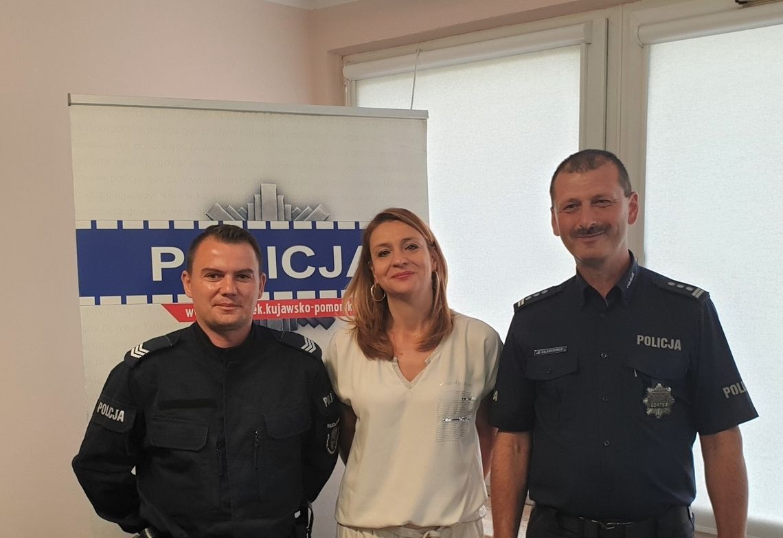 Komendant policji z Włocławka nagrodził pielęgniarkę oraz policjanta, którzy uratowali życie kobiecie Komendant policji z Włocławka nagrodził pielęgniarkę oraz policjanta, którzy uratowali życie kobiecie