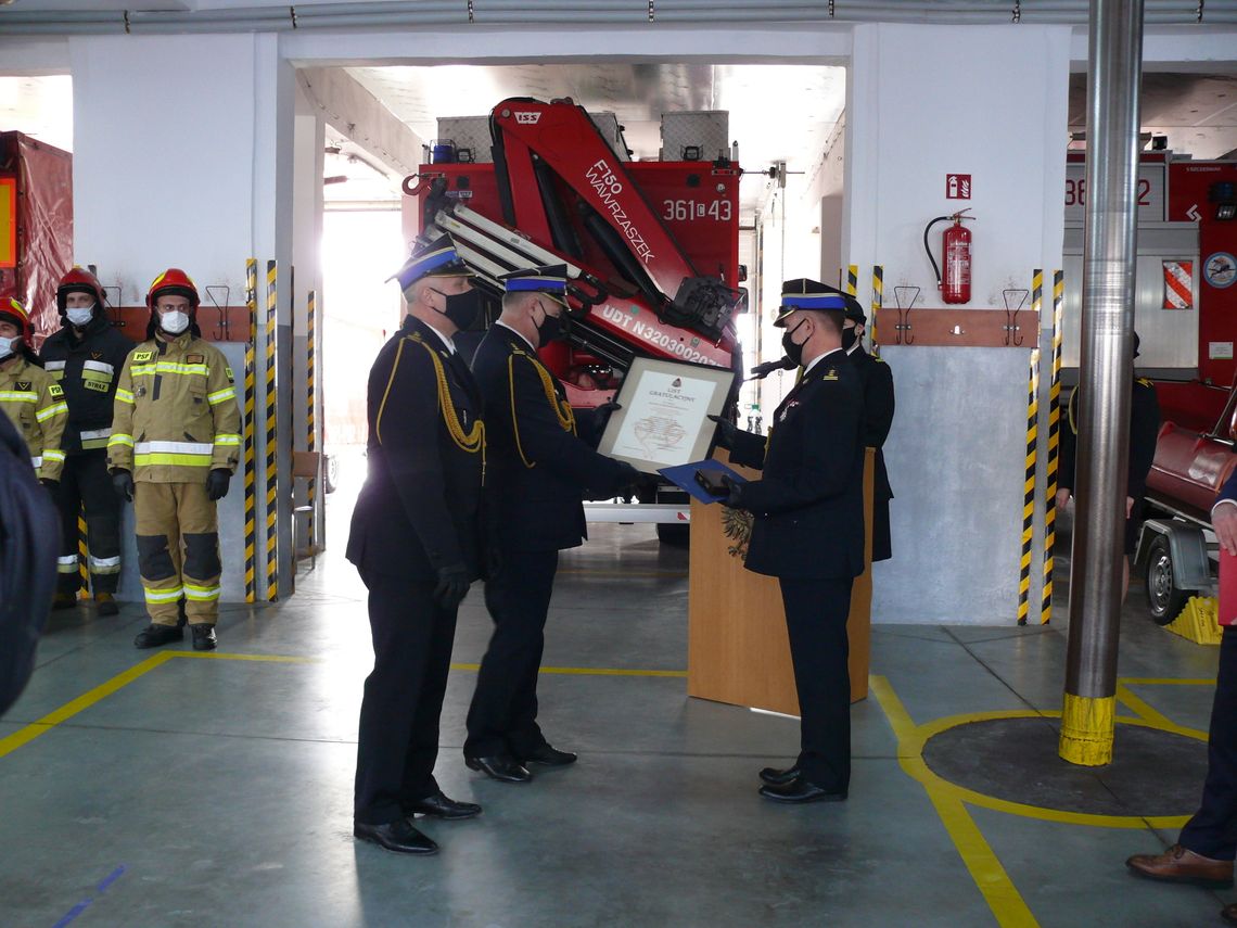 Komendant Straży Pożarnej przeszedł na emeryturę. Żegnali go strażacy, prezydent i starosta
