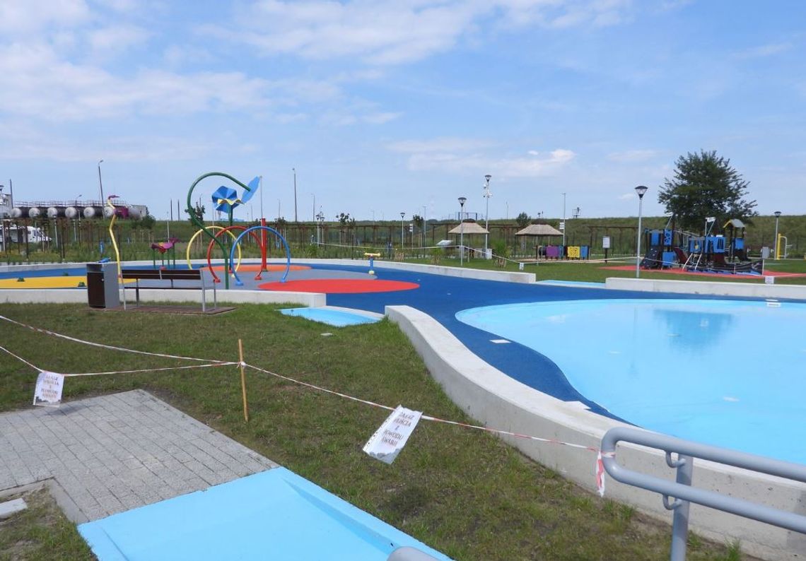 Kompleks wodny przy ul. Płockiej nieczynny. Wykryto pałeczkę ropy błękitnej