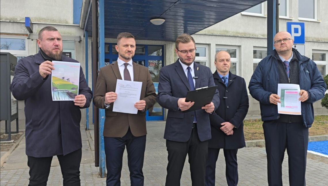 Konferencja Konfederacji pod Urzędem Miasta. Pokazali dokument i odpowiadają prezydentowi Konferencja Konfederacji pod Urzędem Miasta. Pokazali dokument i odpowiadają prezydentowi