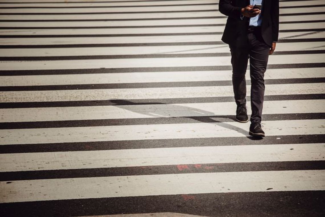 Koniec z używaniem telefonu na przejściu dla pieszych? Od czerwca wchodzą w życie nowe przepisy ruchu drogowego