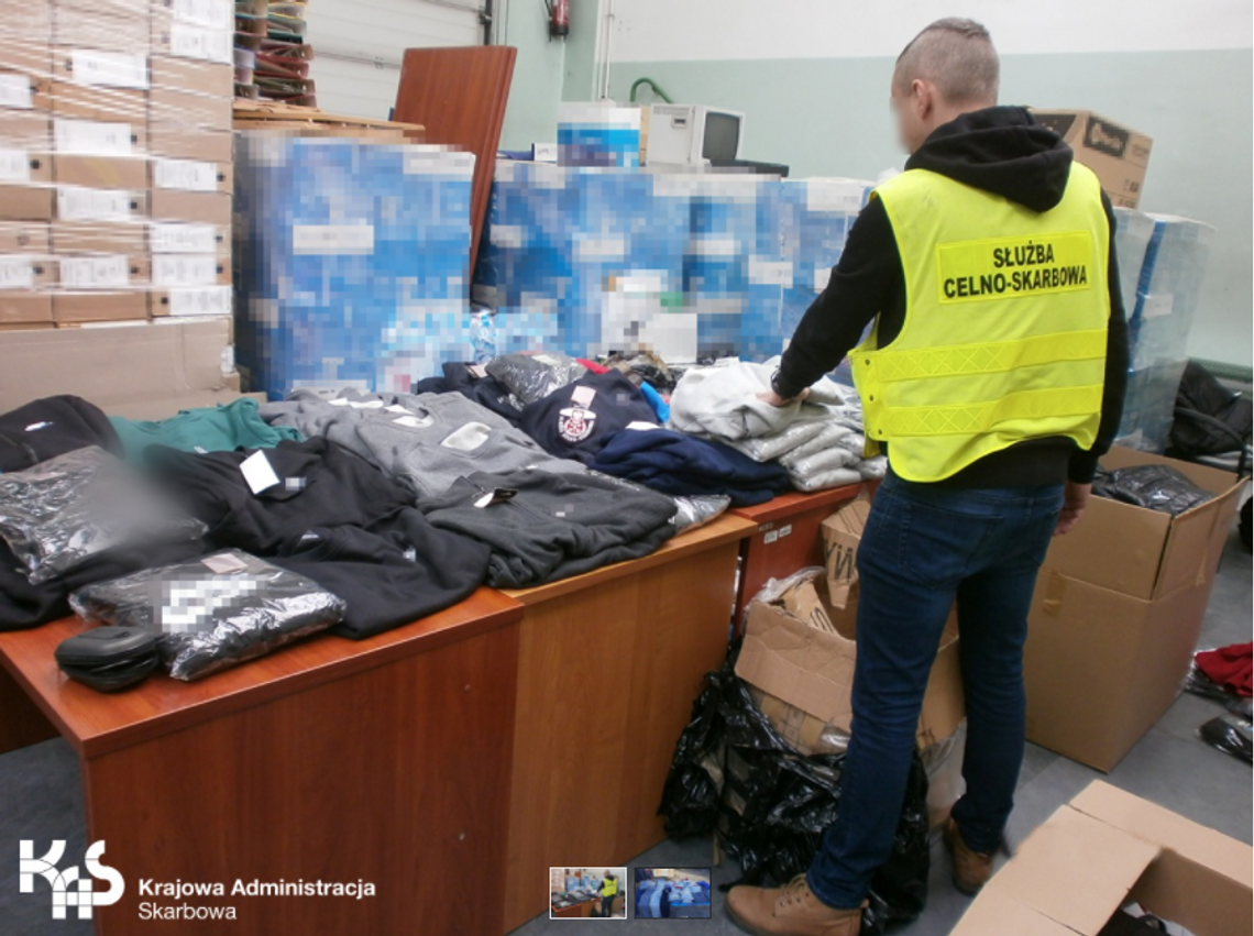 Kontrola na włocławskim targowisku. Zatrzymano 190 sztuk odzieży sportowej oraz 14 kompletów dresowych Kontrola na włocławskim targowisku. Zatrzymano 190 sztuk odzieży sportowej oraz 14 kompletów dresowych