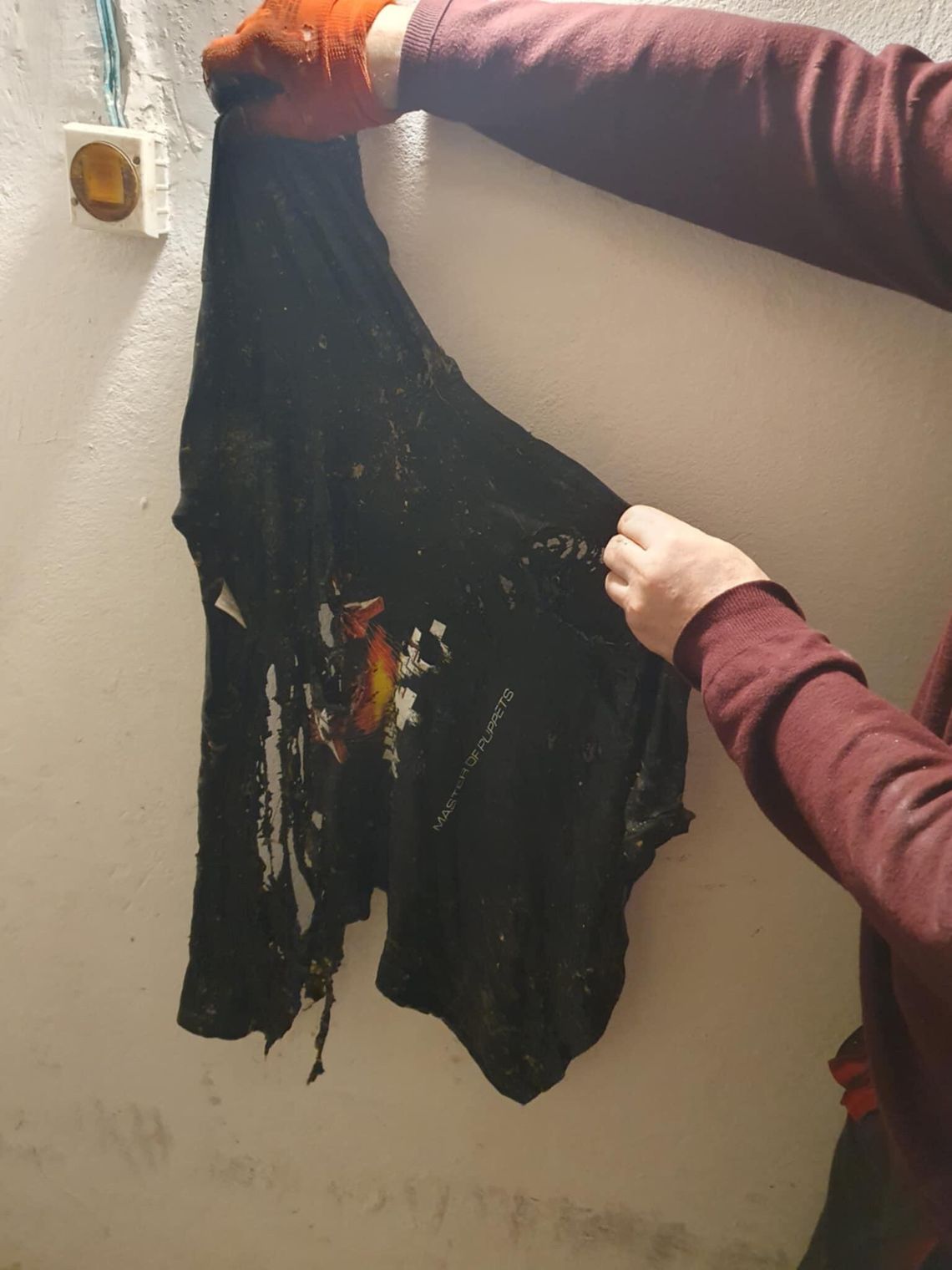 Koszulka w kanalizacji przyczyną fetoru i zalanych fekaliami piwnic przy ul. Toruńskiej 99
